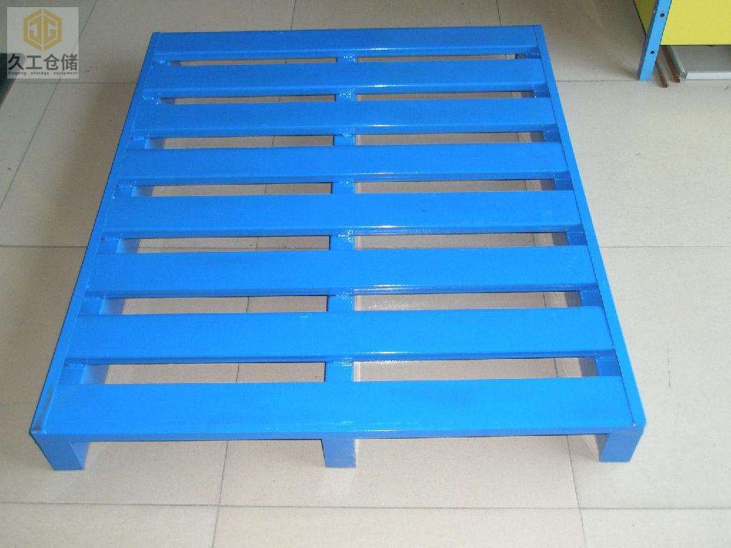鋼制托盤也稱金屬托盤，運(yùn)輸有什么優(yōu)點(diǎn)？南京久工倉儲(chǔ)設(shè)備來分析！