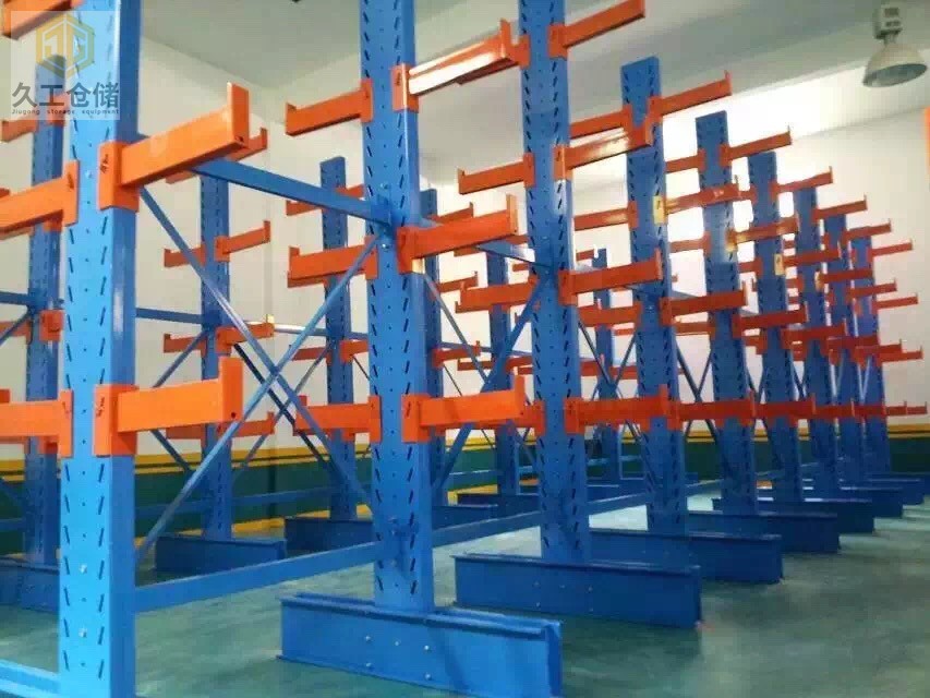 什么貨物適合存放懸臂式貨架？如何存取懸臂式貨架？企業(yè)購買懸臂式貨架價格？