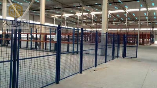 車間隔離網(wǎng)是哪一種材質(zhì)呢，有什么普遍的優(yōu)點？久工倉儲設(shè)備