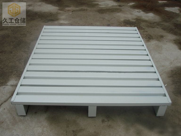 鋼制托盤也稱鋼托盤，鐵托盤，鐵質(zhì)托盤，金屬托盤等，質(zhì)量可靠！南京久工倉儲-托盤廠家