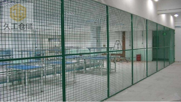 框架護(hù)欄網(wǎng)-鐵藝護(hù)欄網(wǎng)-南京隔離網(wǎng)廠家來分析有哪些類別？久工倉儲設(shè)備