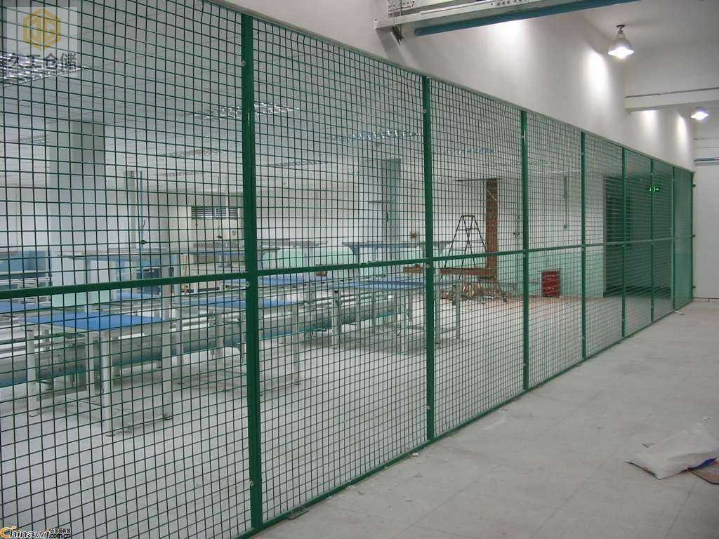 鐵藝護(hù)欄網(wǎng)有哪些有點(diǎn)和用途，框架護(hù)欄網(wǎng)顏色？南京隔離網(wǎng)車間來分析-久工倉儲(chǔ)設(shè)備