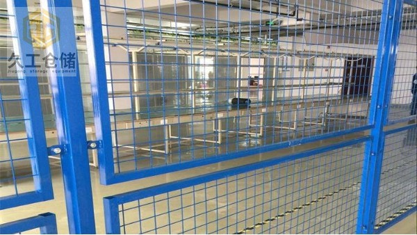 鐵藝護(hù)欄網(wǎng)有哪些有點(diǎn)和用途，框架護(hù)欄網(wǎng)顏色？南京隔離網(wǎng)車間來分析-久工倉儲設(shè)備