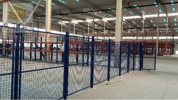 車(chē)間隔離柵-倉(cāng)庫(kù)隔離網(wǎng)特點(diǎn)有哪些？南京久工倉(cāng)儲(chǔ)設(shè)備