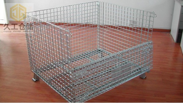 倉庫籠又稱倉儲籠蝴蝶籠，是機(jī)械、洗滌等各行各業(yè)最常見的倉儲設(shè)施。倉庫籠種類繁多，可添加空心板、腳輪等，可滿足各種物品、存儲單元、承載能力和存儲方式的存儲要求?