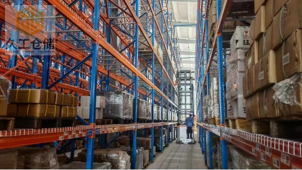 托盤貨架也稱橫梁式貨架，有什么特點？南京久工倉儲為大家分析，了解更多關(guān)注久工倉儲