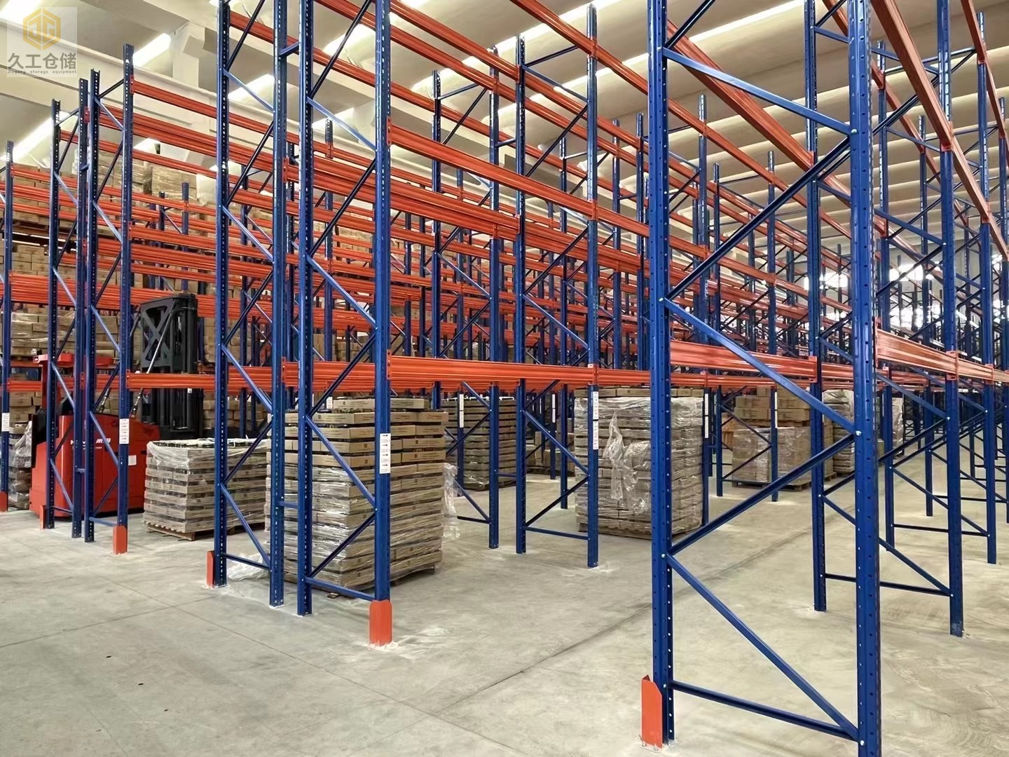 南京貨架廠家-久工倉儲(chǔ)設(shè)備-重型貨架也稱橫梁式貨架，那么哪些特點(diǎn)呢？一起來看看吧！