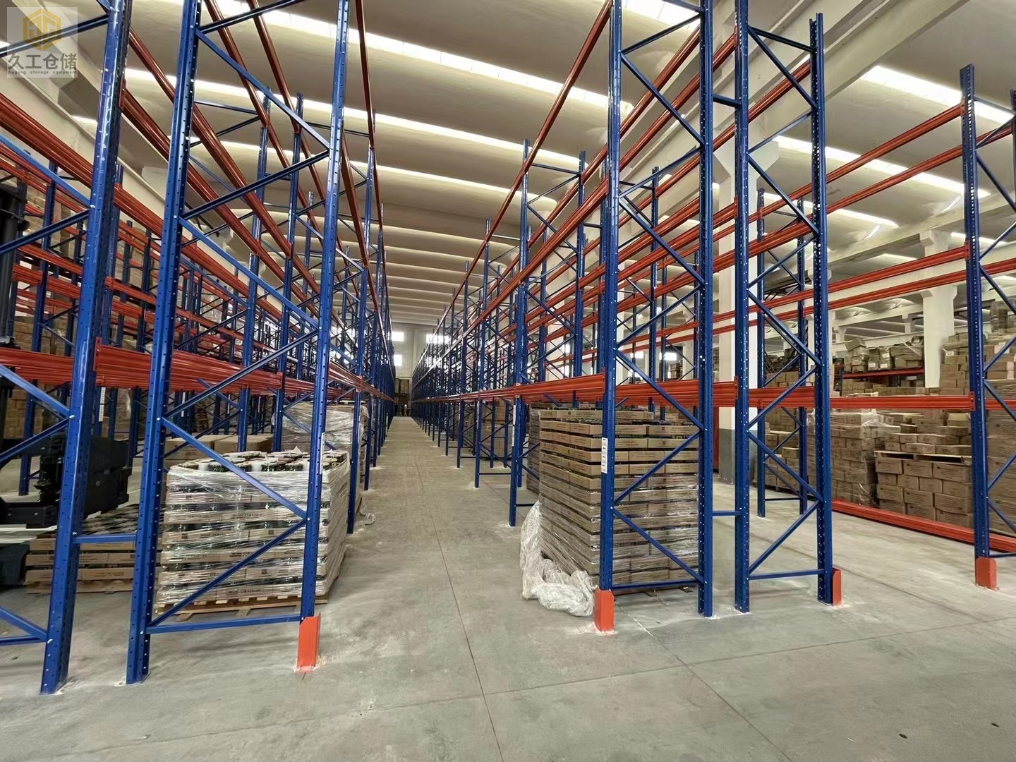 南京貨架廠家-久工倉儲(chǔ)設(shè)備-重型貨架也稱橫梁式貨架，那么哪些特點(diǎn)呢？一起來看看吧！