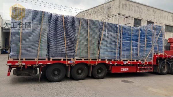 貨架網(wǎng)層板出口開(kāi)始裝柜，南京網(wǎng)層板廠家-久工倉(cāng)儲(chǔ)設(shè)備