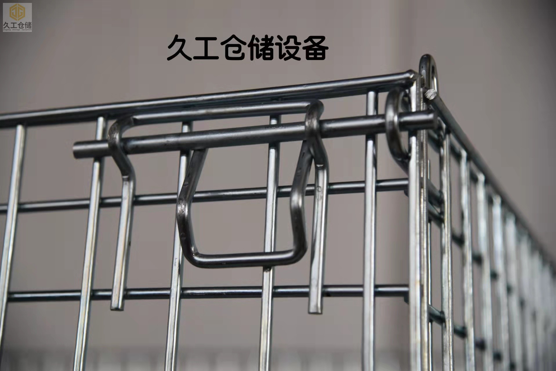 久工倉(cāng)儲(chǔ)發(fā)貨日常，折疊式倉(cāng)儲(chǔ)籠-矩管倉(cāng)儲(chǔ)籠-雨天鋪遮雨布做好貨物保護(hù)，確保安全到達(dá)！