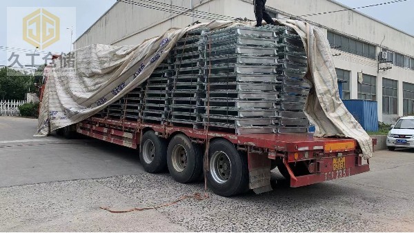 久工倉儲發(fā)貨日常，折疊式倉儲籠-矩管倉儲籠-雨天鋪遮雨布做好貨物保護，確保安全到達！