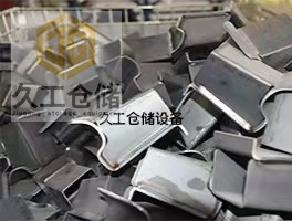 久工倉(cāng)儲(chǔ)發(fā)貨日常，折疊式倉(cāng)儲(chǔ)籠-矩管倉(cāng)儲(chǔ)籠-雨天鋪遮雨布做好貨物保護(hù)，確保安全到達(dá)！