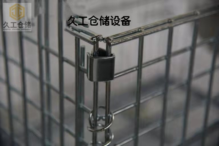 久工倉(cāng)儲(chǔ)發(fā)貨日常，折疊式倉(cāng)儲(chǔ)籠-矩管倉(cāng)儲(chǔ)籠-雨天鋪遮雨布做好貨物保護(hù)，確保安全到達(dá)！