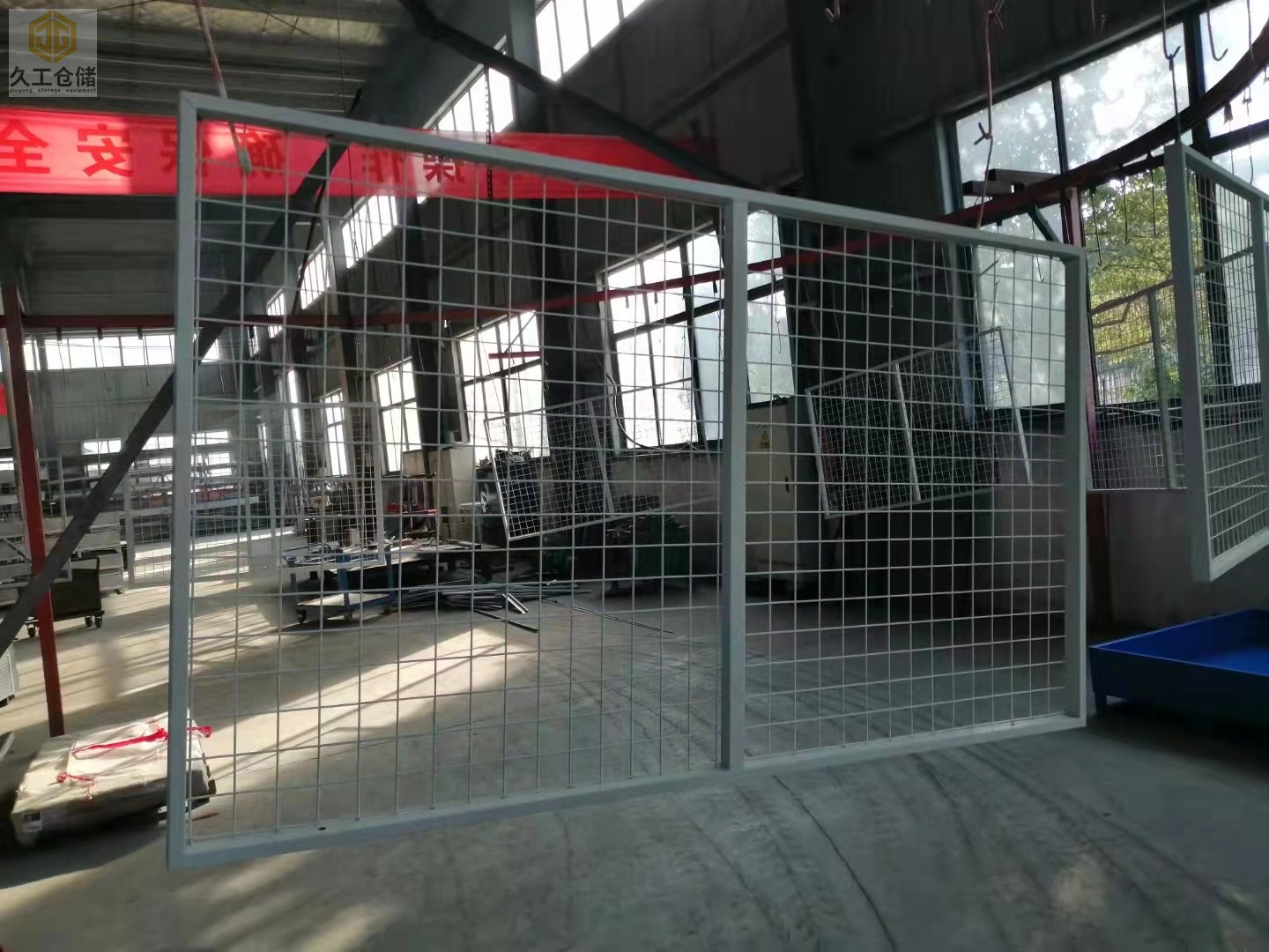 為什么要裝移動圍欄網(wǎng)?久工倉儲設(shè)備