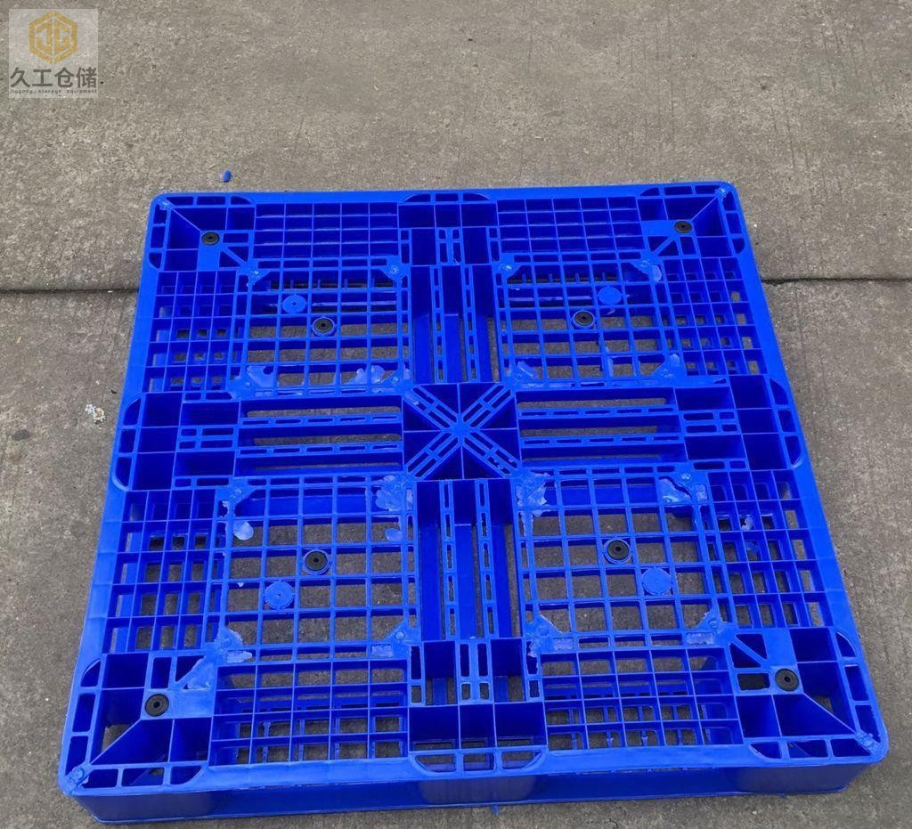如何選擇塑料托盤？塑料托盤的好處有哪些？南京久工倉儲(chǔ)設(shè)備