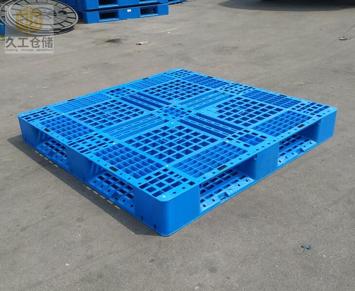 如何選擇塑料托盤？塑料托盤的好處有哪些？南京久工倉儲(chǔ)設(shè)備