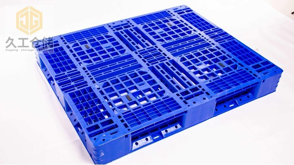 如何選擇塑料托盤(pán)？塑料托盤(pán)的好處有哪些？南京久工倉(cāng)儲(chǔ)設(shè)備