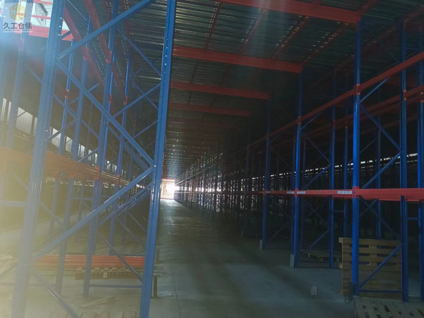 重型倉儲(chǔ)層板貨架的特點(diǎn)有哪些？南京久工倉儲(chǔ)設(shè)備來分析！