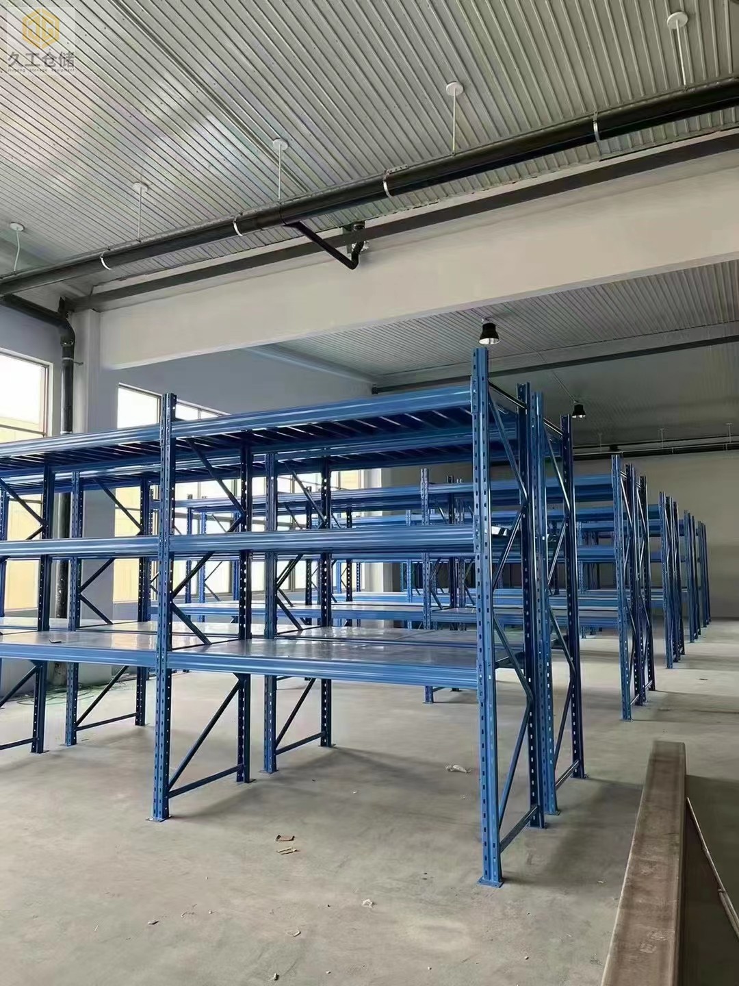 南京貨架倉儲貨架-層壓貨架又稱擱板貨架，是組合結(jié)構(gòu)的存儲貨架，他有什么運用優(yōu)勢？南京久工倉儲來分析！