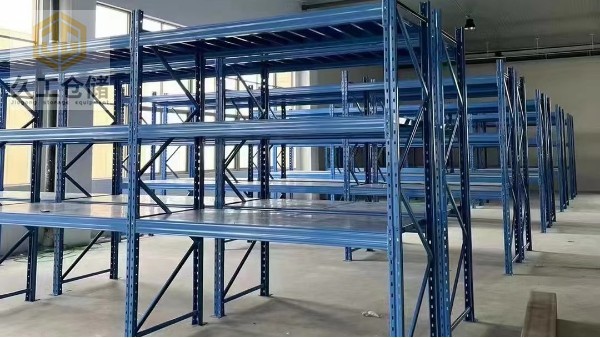 南京貨架倉(cāng)儲(chǔ)貨架-層壓貨架又稱(chēng)擱板貨架，是組合結(jié)構(gòu)的存儲(chǔ)貨架，他有什么運(yùn)用優(yōu)勢(shì)？南京久工倉(cāng)儲(chǔ)來(lái)分析！
