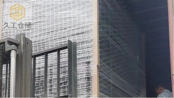 貨架網層板如何打包？久工倉儲按要求打包保質保量安全運輸，不斷優(yōu)化改進打包方法！達到滿意！